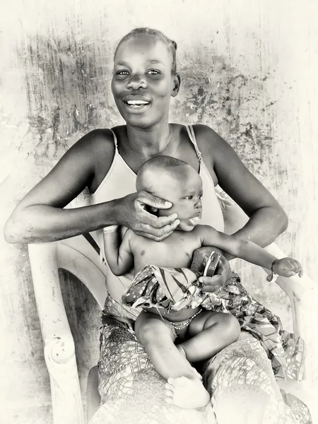 Benin mãe com seu bebê e um bebê mostra uma língua — Fotografia de Stock