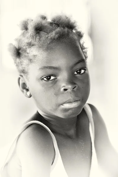Portrét dívky z Beninu se vzácnými vlasy — Stock fotografie