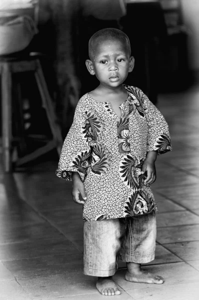 Mały chłopiec z Beninu w konkretnych ubrań — Zdjęcie stockowe