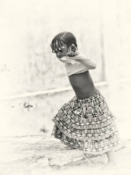 Маленькая девочка из Бенина бежит быстро — стоковое фото