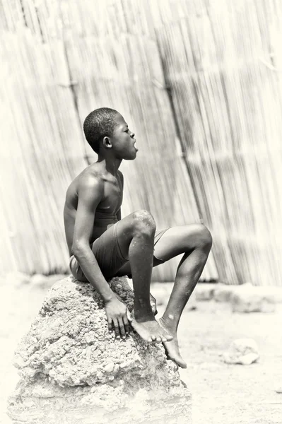 Giovane ragazzo del Benin si siede e urla — Foto Stock