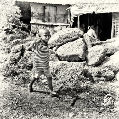 Etiyopyalı genç kız ahşap sopa ile omzunun yürür.