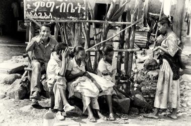kamera önünde Etiyopyalı genç grup