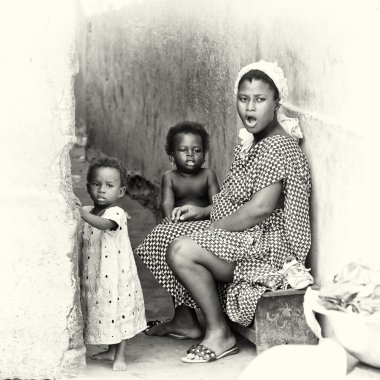 çocukları ile Ganalı bir hamile kadın