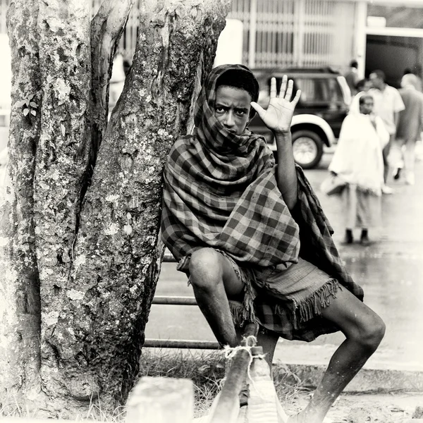Etiopan v hromadné vlny s rukou pro fotoaparát — Stock fotografie