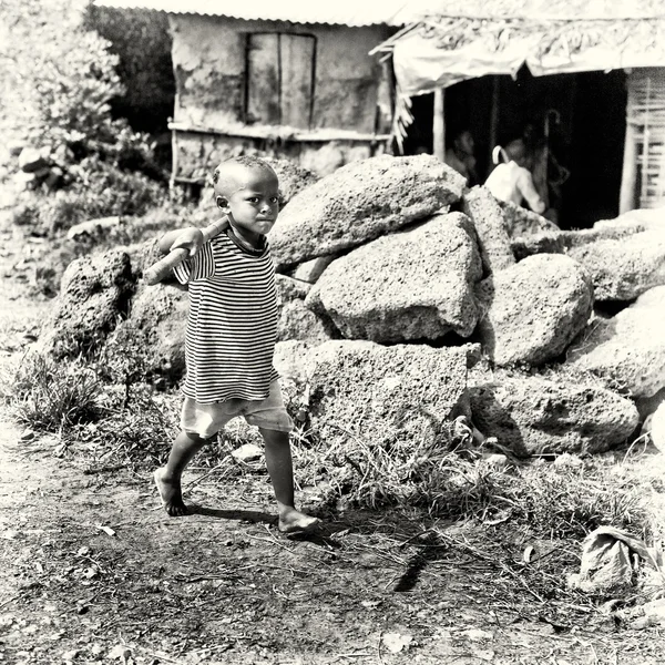 エチオピアの若い女の子は彼の肩に木製の棒で歩く — ストック写真