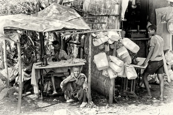 En grupp av etiopiska i sömnad shop — Stockfoto