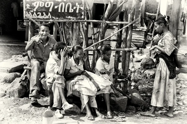 Grupp etiopiska unga framför kameran — Stockfoto
