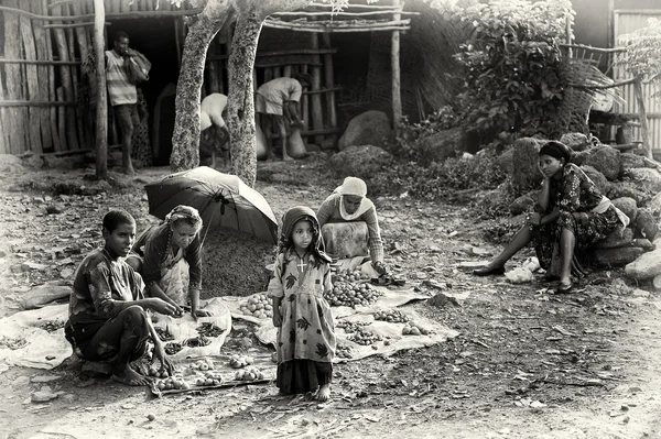 Uma família etíope vende batatas no chão — Fotografia de Stock