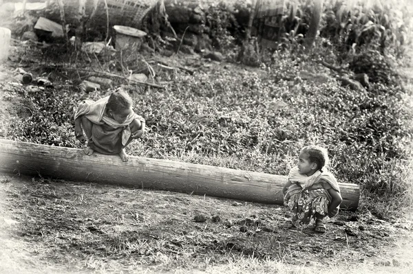 Duas crianças etíopes sentam-se na grama — Fotografia de Stock
