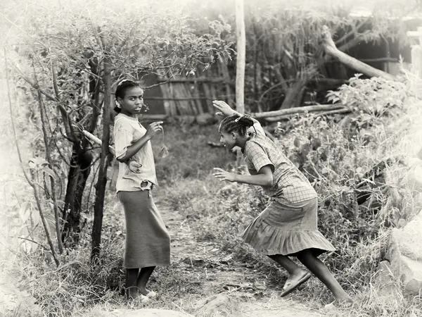 Twee Ethiopische meisjes rennen en spelen — Stockfoto