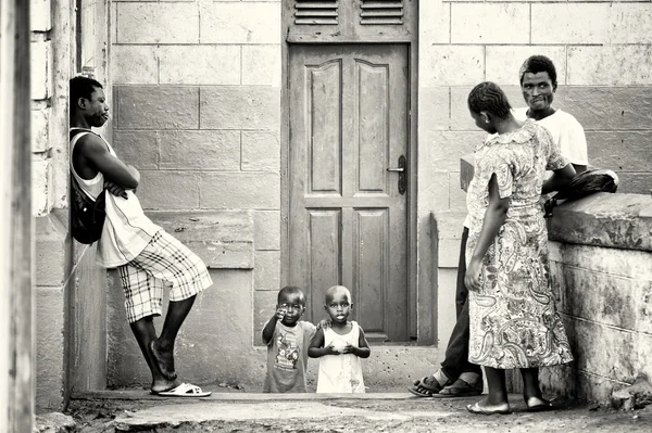 Grupp av Ghanas och två barn pekar på kameran — Stockfoto