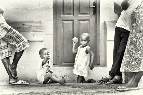 两个加纳婴儿姿势为相机的 — 图库照片