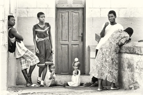 Skupina Ghaňan a dvě děti představují pro fotoaparát — Stock fotografie