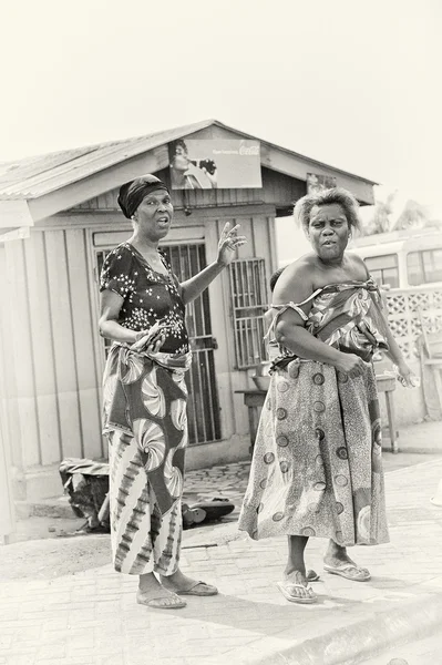 Deux femmes ghanéennes posent et saluent la caméra — Photo