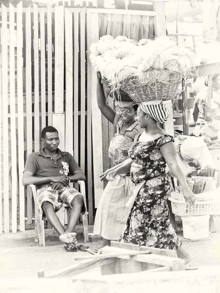 Due signore ghanesi portano i vestiti a modo loro. — Foto Stock