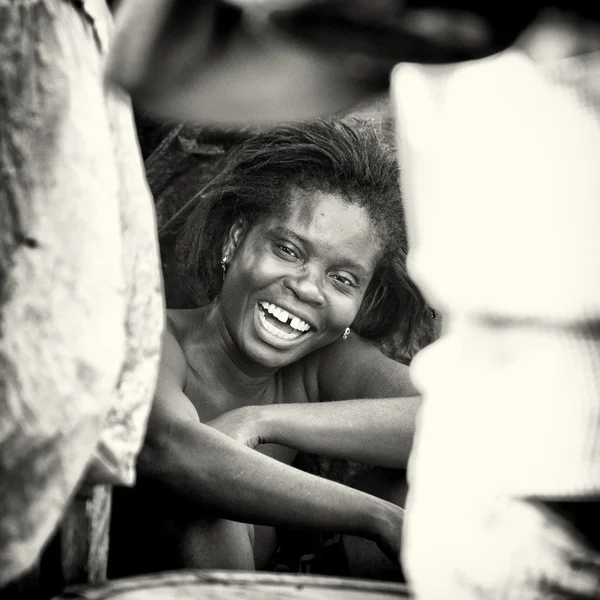 Gana'lı kadın gülümsüyor — Stok fotoğraf