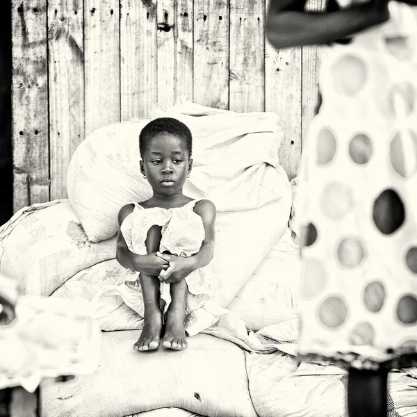 Ghanský holčička leží na tašky — Stock fotografie
