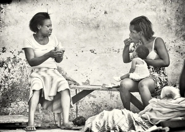两个加纳女士吃和讨论的东西 — 图库照片