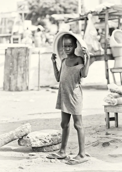 Liten Ghanansk flicka med en bassäng i huvudet — Stockfoto