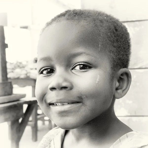 Lille ghanesiske gutt poserer for kameraet. – stockfoto