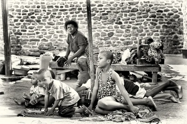 Several Ghanaian children and adults taking a rest — Stock Photo, Image