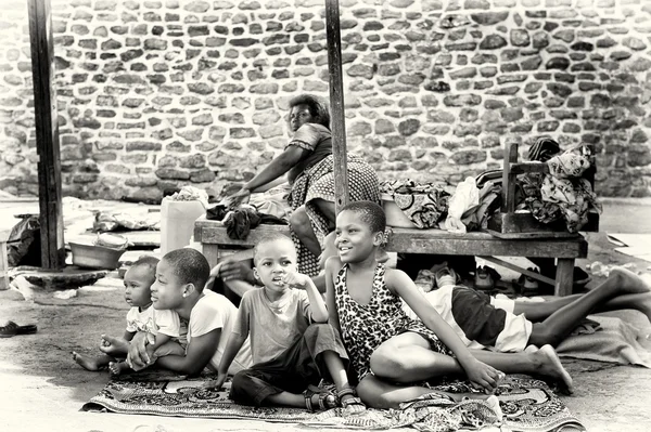 Zwei ghanaische Kinder posieren vor anderen, die sich ausruhen — Stockfoto