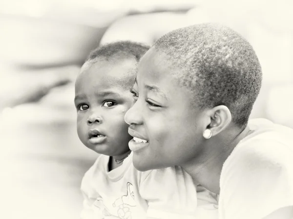 Mladý ghanský matka a její dítě — Stock fotografie