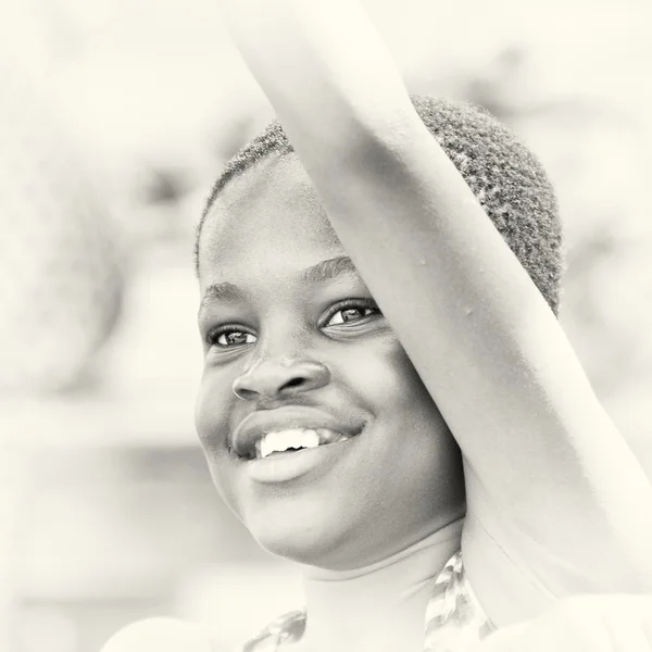 年轻的加纳女孩的姿势 — 图库照片