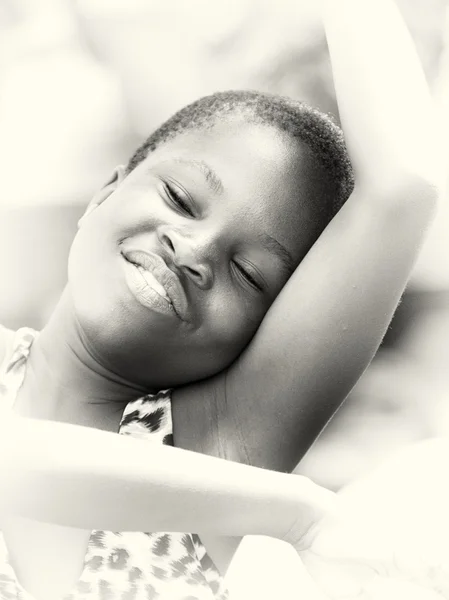 Joven ghanesa posa con los ojos cerrados — Foto de Stock
