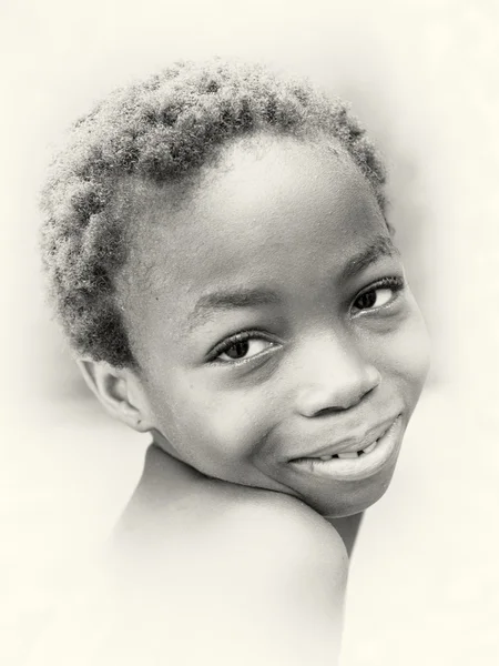 Ghanský dívka představuje pro kamery a úsměvy — Stock fotografie