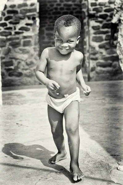 Pequeno menino ganês corre para a câmera — Fotografia de Stock