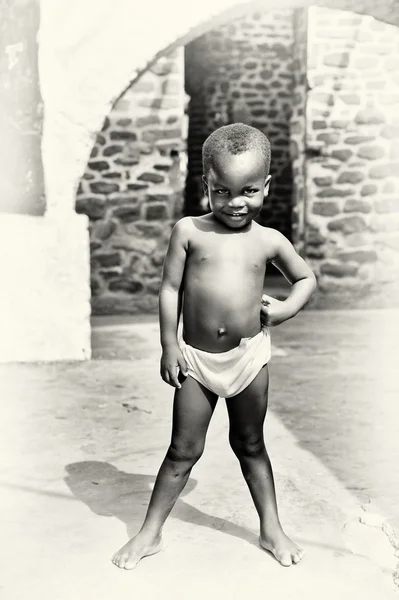 Pequeño niño ghanés posa — Foto de Stock