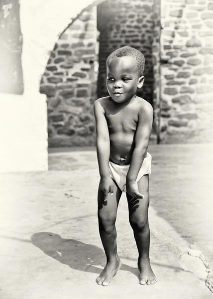 Piccolo ragazzo ghanese balla davanti alla telecamera — Foto Stock