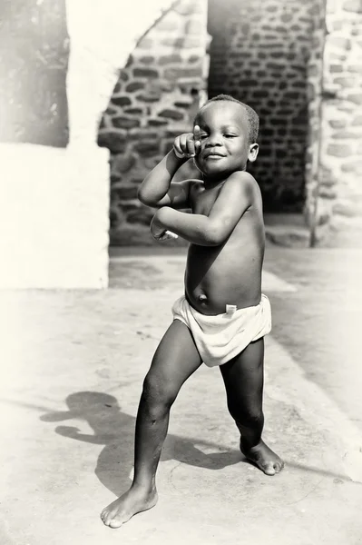 Mały chłopiec dziecko z Ghany pokazuje sposób, w jaki on tańczy — Zdjęcie stockowe