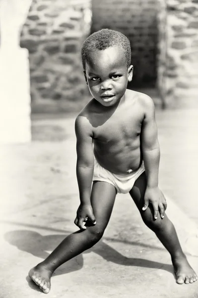 Söt liten Ghanansk pojke danser för kameran — Stockfoto