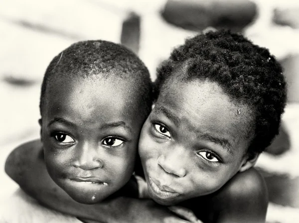 Малыш из Ганы и его мать любят друг друга — стоковое фото