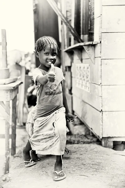Маленький хлопчик Гани показує ОК для камери — стокове фото