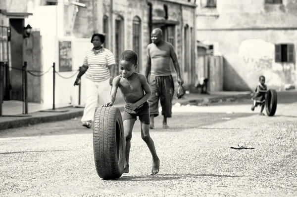 Tire is a typical toy for the Ghanaian children — Stock Photo, Image