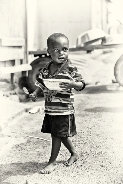 Kleiner ghanaischer Junge ist bereit zum Essen — Stockfoto