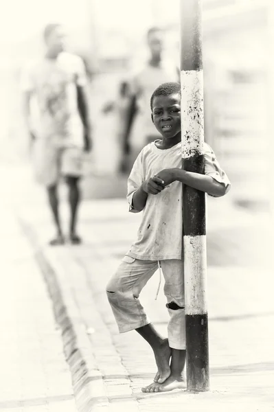 Kleiner ghanaischer Junge bleibt in der Nähe der Säule — Stockfoto
