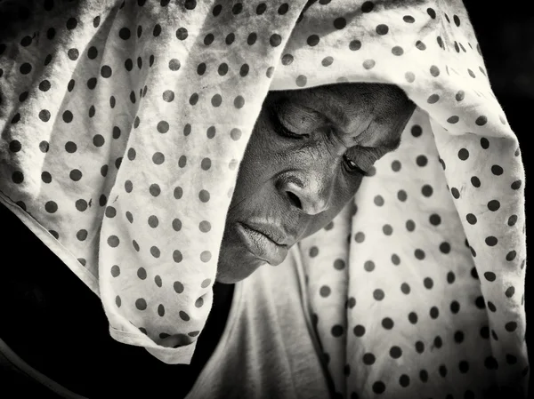 Женщина из Ганы под тканью — стоковое фото