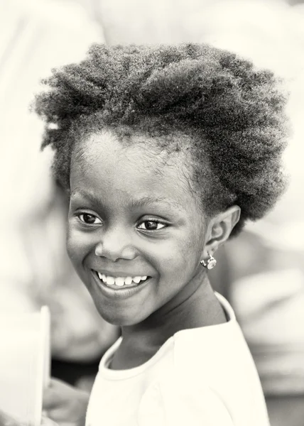 Маленькая ганская девочка с красивыми волосами — стоковое фото