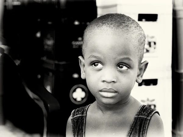 Ghanský holčička představuje pro fotoaparát — Stock fotografie