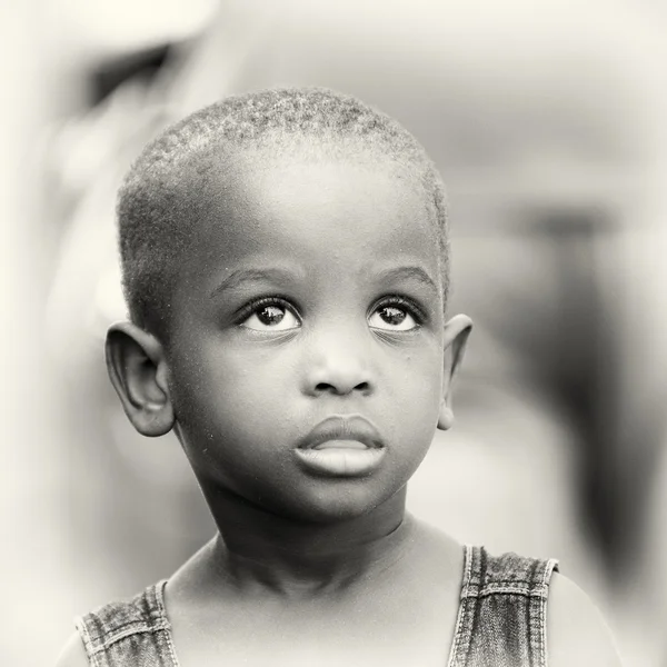 Little Ghanaian girl in front of the camera — Stock Photo, Image