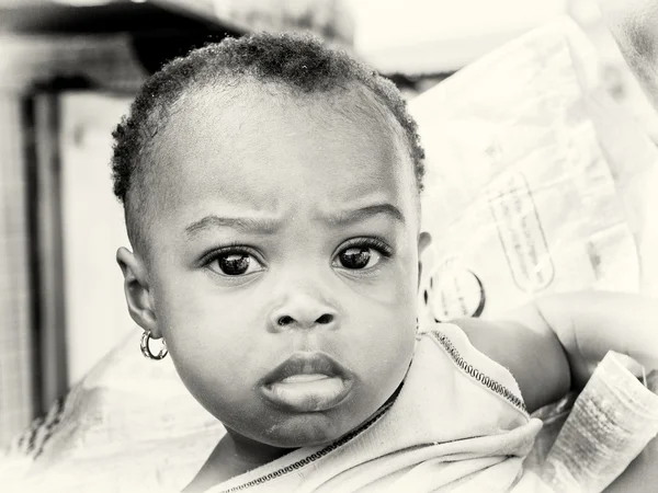 Piccolo bambino ghanese aspetta la macchina fotografica — Foto Stock