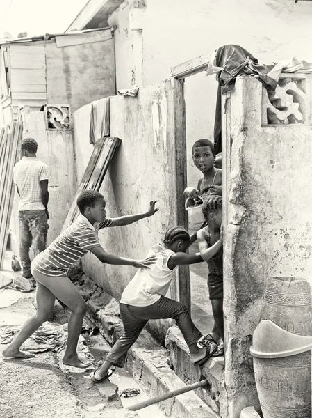 Gruppe ghanaischer Kinder rennt durch die Tür — Stockfoto