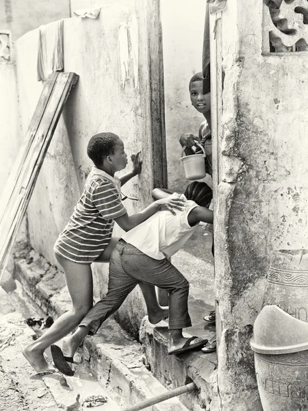 Grupp Ghanansk barn kommer in genom dörren — Stockfoto