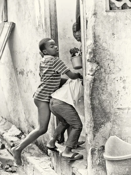 To ghanesiske gutter slåss – stockfoto