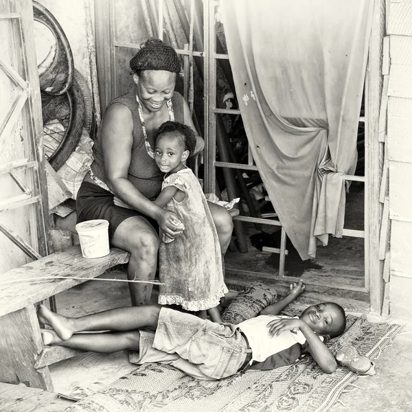 Eine ghanaische Großmutter mit ihren Enkeln — Stockfoto